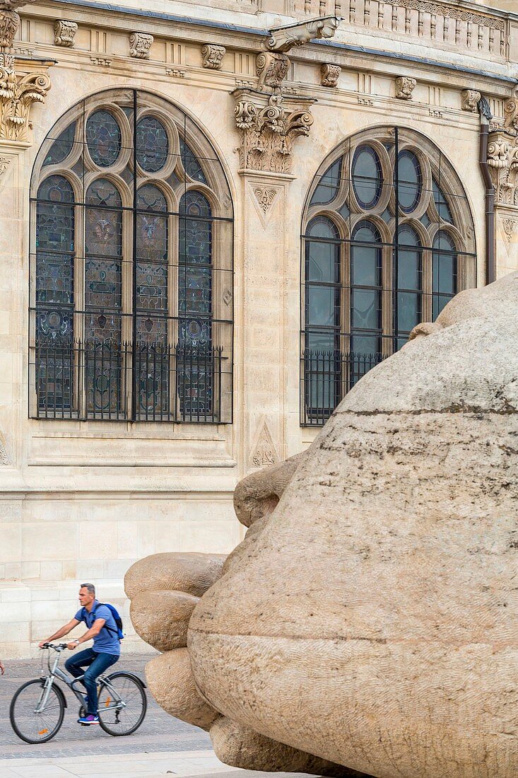 Frankreich, Paris, Stadtteil Les Halles, Skulptur Ecoute des französischen Künstlers Henri de Miller mit der Kirche Saint-Eustache (17. Jahrhundert)