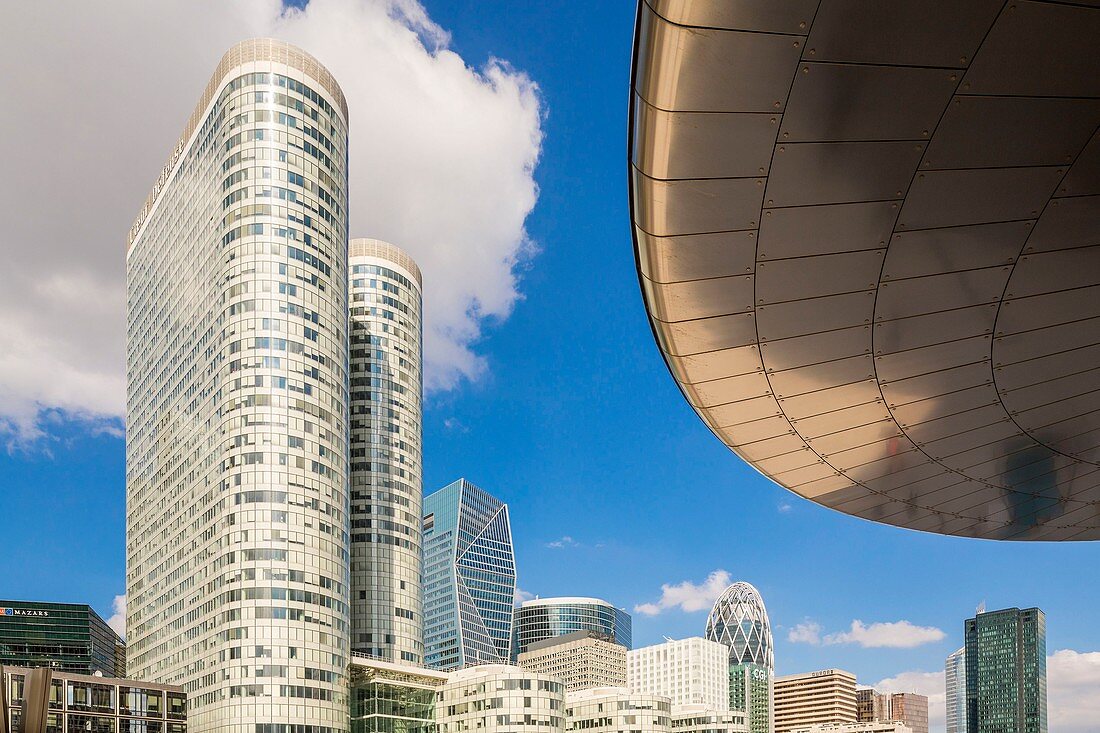 Frankreich, Hauts-de-Seine, La Défense, links das Gebäude Coeur Défense des Architekten Jean-Paul Viguier