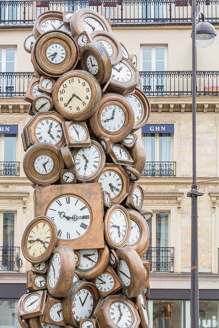 France, Paris, Cour du Havre, parvis of the Saint Lazare station, sculpture by the French artist Arman, L'Heure de tous (1985), composed of an accumulation of bronze clocks