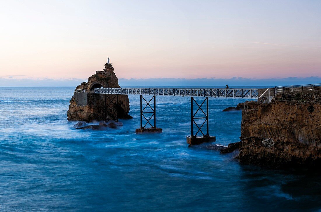 Frankreich, Pyrénées Atlantiques, Baskenland, Euskadi, Biarritz, der Felsen der Jungfrau in der Abenddämmerung