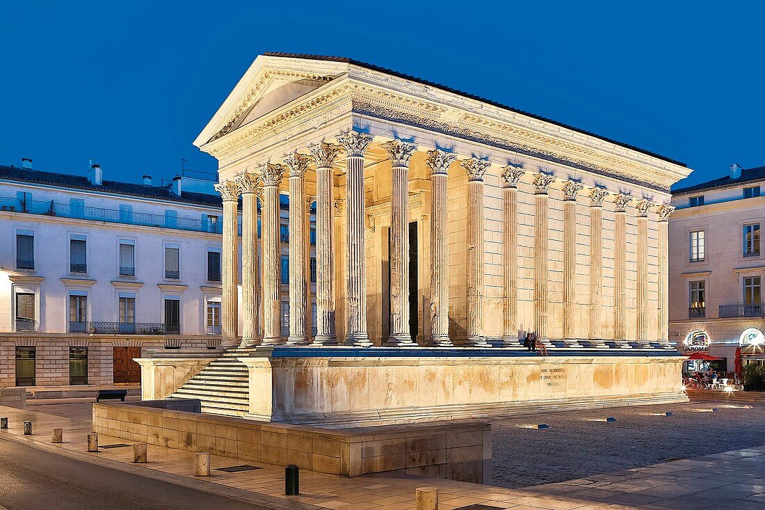 Frankreich, Gard, Nimes, das Maison Carrée, römischer Tempel aus dem ersten Jahrhundert bei Nacht