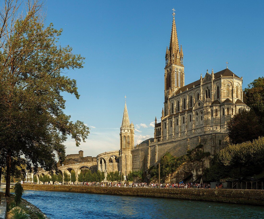 Frankreich, Hautes-Pyrénées, kennzeichnet als Grands Sites de Midi-Pyrénées, Lourdes, Schauplatz des Lebens auf dem Heiligtum von Lourdes, Touristen und Ordensleute im Heiligtum