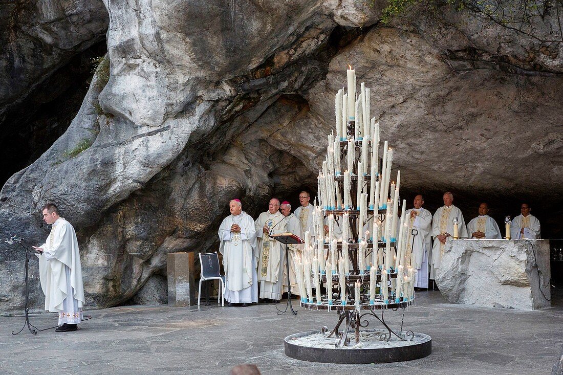 Frankreich, Hautes-Pyrénées, kennzeichnet als Grands Sites de Midi-Pyrénées, Lourdes, Schauplatz des Lebens auf dem Heiligtum von Lourdes, religiöse Messe auf dem Heiligtum