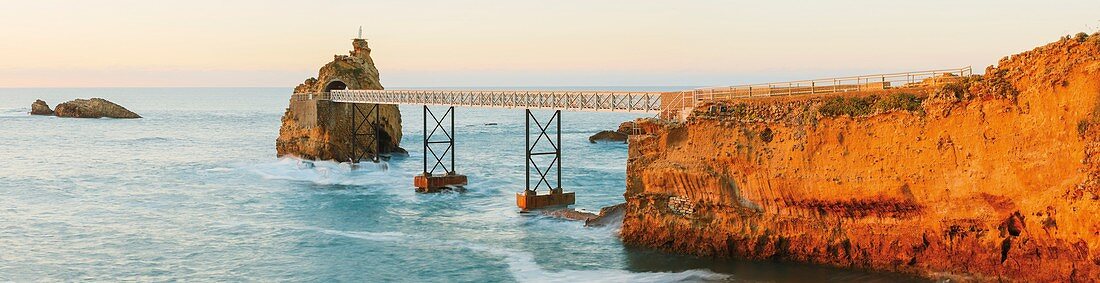 Frankreich, Pyrénées Atlantiques, Baskenland, Euskadi, Biarritz, der Felsen der Jungfrau bei Sonnenuntergang