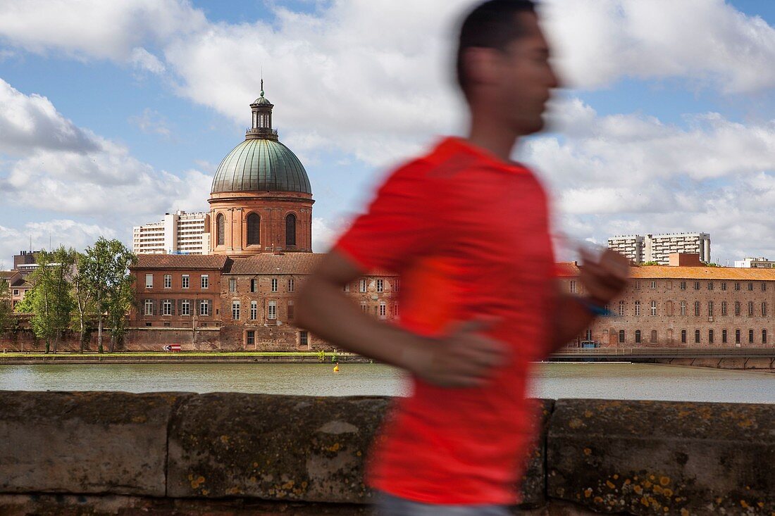 Frankreich, Haute-Garonne, Toulouse, Ufer der Garonne und und Blick auf das Krankenhaus Saint Joseph de la Grave