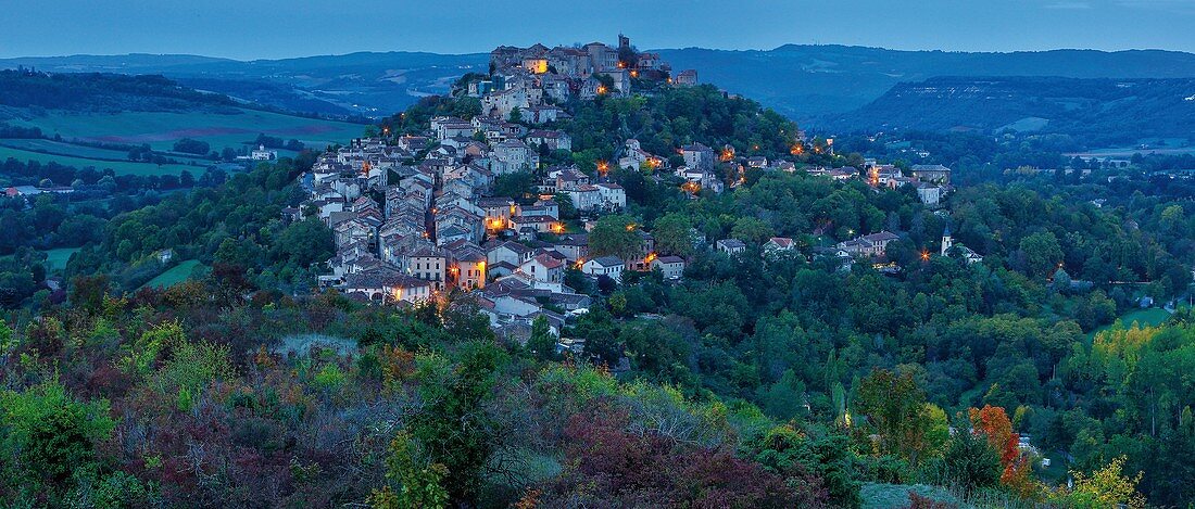 Frankreich, Tarn, Cordes-sur-Ciel, kennzeichnet als Grands Sites de Midi-Pyrénées, Cordes-sur-Ciel in der Abenddämmerung