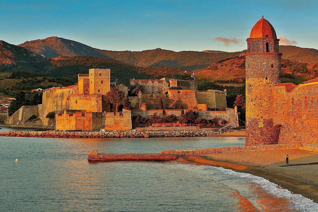 Frankreich, Pyrénées-Orientales, Collioure, königliches Schloss und Kirche Notre-Dame des Anges