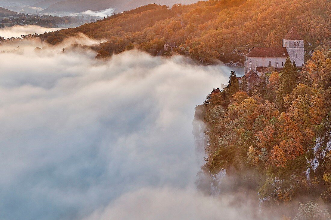 Frankreich, Lot, Lot-Tal, Regionaler Naturpark Causses du Quercy, Saint Cirq-Lapopie, aufgeführt als eines der schönsten Dörfer Frankreichs, Kirche von St. Cirq-Lapopie, die aus einem Nebelmeer im Tal auftaucht