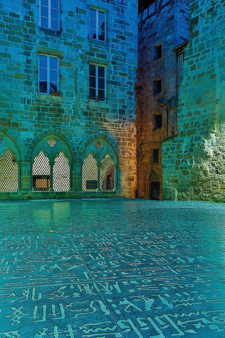 Frankreich, Lot, kennzeichnet als Grands Sites de Midi-Pyrénées, Figeac, Champollion-Museum, Faksimile des Steins von Rosetta auf dem Boden des Place des Ecritures