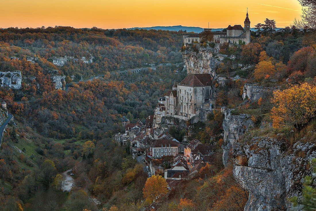 Frankreich, Lot, kennzeichnet als Grands Sites de Midi-Pyrénées, Rocamadour, Regionaler Naturpark Causses du Quercy, UNESCO-Weltkulturerbe, letzte Sonnenstrahlen über dem Dorf und dem Heiligtum