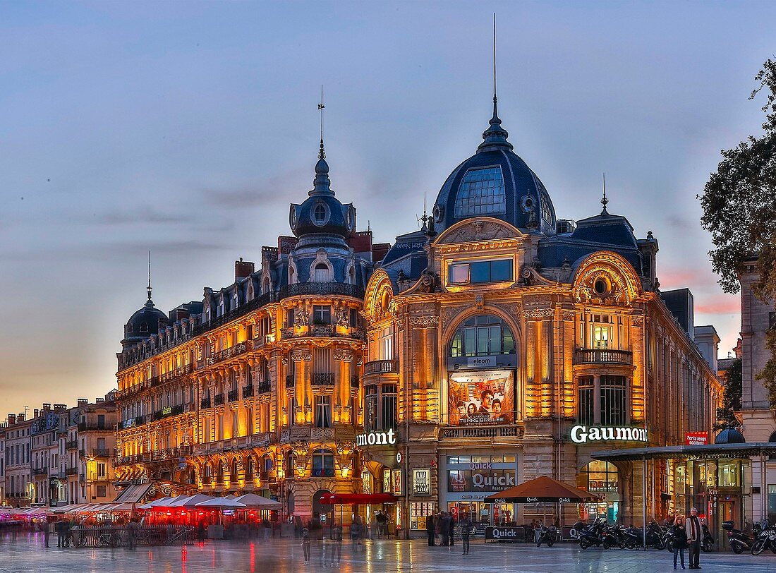 Frankreich, Hérault, Montpellier, Place de la Comédie, Palast in der Dunkelheit