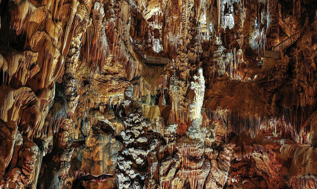 Frankreich, Hérault, Saint-Bauzille-de-Putois, Grotte des Demoiselles, berühmter Stalagmit, genannt die 'Jungfrau mit Kind'