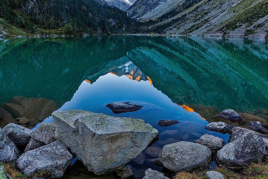 Frankreich, Hautes-Pyrénées, kennzeichnet als Grands Sites de Midi-Pyrénées, Pyrenäen-Nationalpark, Cauterets, Gaube-See, Vignemale-Massiv, das sich im grünen Wasser des Gaube-Sees widerspiegelt