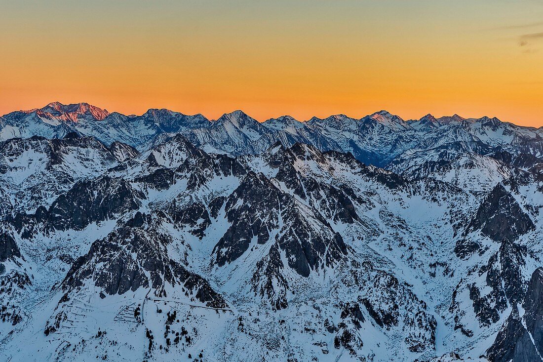 Frankreich, Hautes-Pyrénées, kennzeichnet als Grands Sites de Midi-Pyrénées, Pyrenäen-Nationalpark, Gesamtansicht der Kette der Zentralpyrenäen