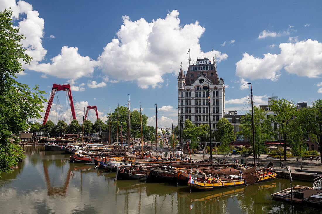 View of the old harbor 'Oudehaven', Willemsbrücke and the White House of Rotterdam, Holland