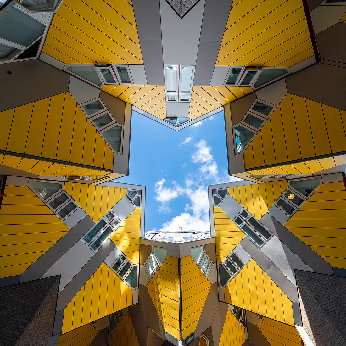 Kubushäuser vom Architekten Piet Blom bei Sonnenschein und blauem Himmel, Overblaak 70, Rotterdam, Niederlande