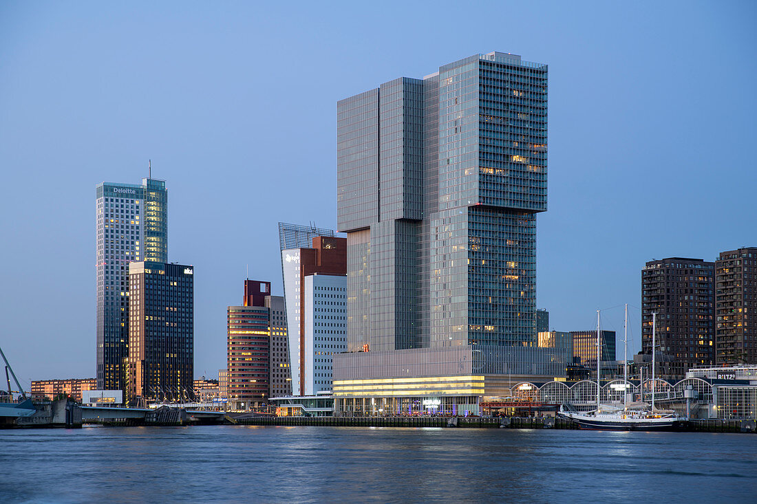 Blick während der Blauen Stunde über die Neue Maas auf die Skyline am Cruise Terminal in Rotterdam, Niederlande