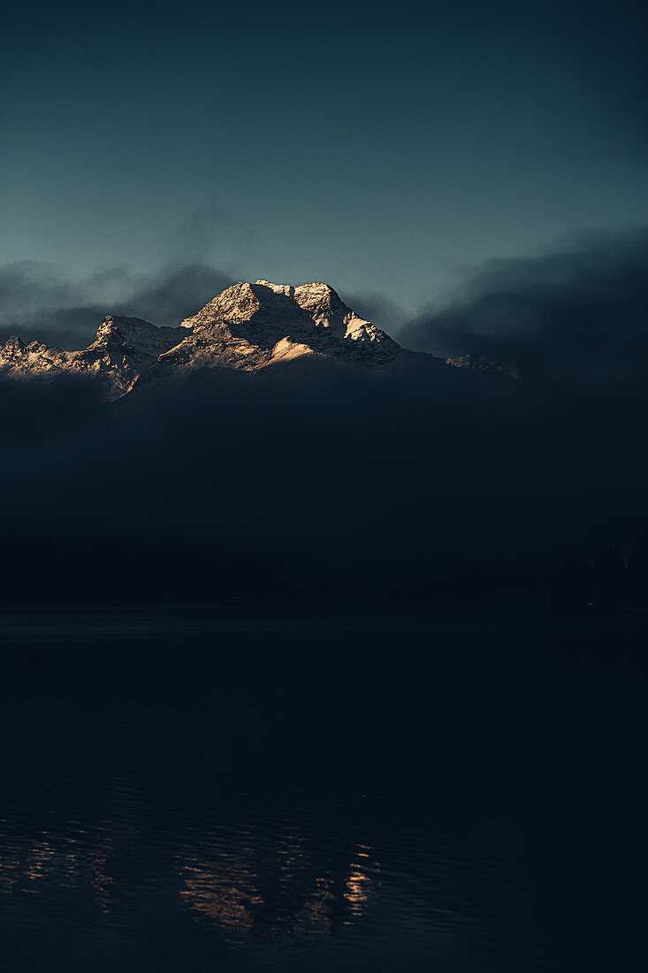 Silvaplanersee bei Nebel im Sonnenaufgang im Oberengadin, Sankt Moritz im Engadin, Schweiz