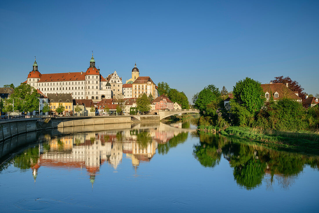 Schloss Neuburg spiegelt sich in der Donau, Neuburg an der Donau, Donau-Radweg, Oberbayern, Bayern, Deutschland
