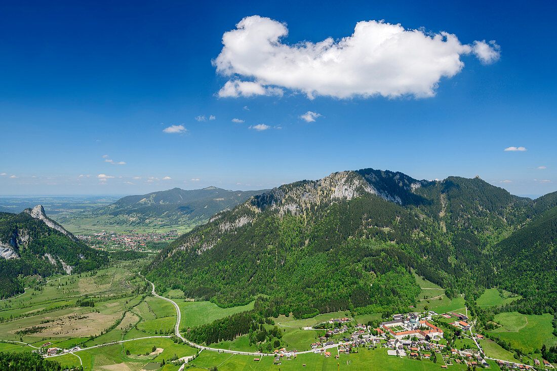 Tiefblick auf Kofel, Weitmoos, Laber, Ettaler Manndl und Kloster Ettal, von der Notkarspitze, Ammergauer Alpen, Oberbayern, Bayern, Deutschland