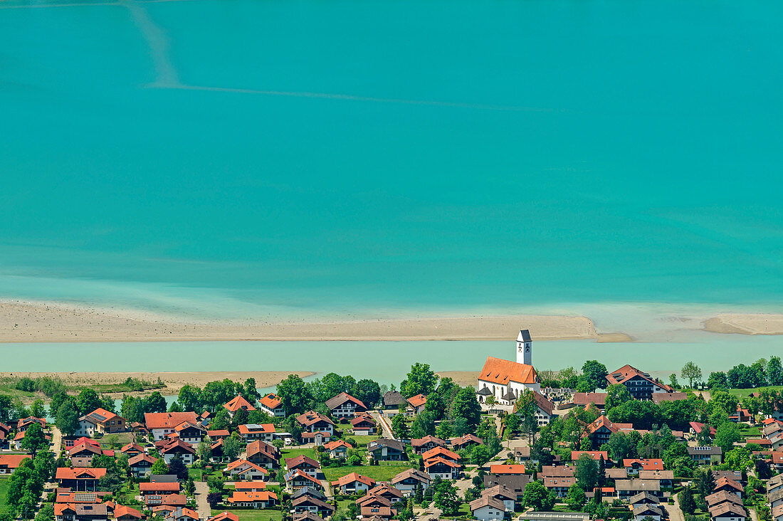 Tiefblick auf Kirche von Waltenhofen und Forggensee, vom Tegelberg, Ammergauer Alpen, Schwaben, Bayern, Deutschland