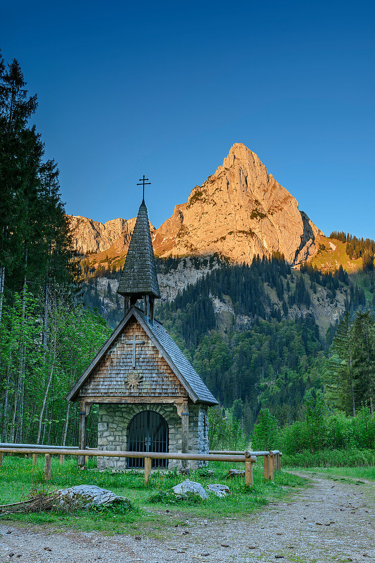 Geiselstein im Alpenglühen, Holzkapelle im Vordergrund, Wankerfleck, Ammergauer Alpen, Schwaben, Bayern, Deutschland
