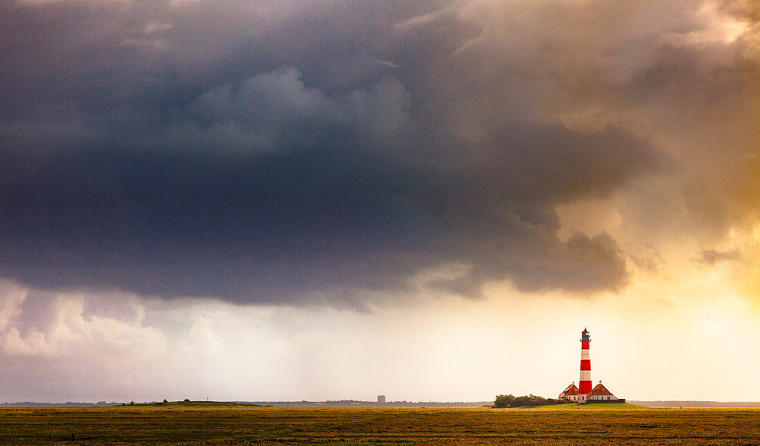 Westerhever Leuchtturm bei Gewitterstimmung, Halbinsel Eiderstedt, Nordfriesland, Schleswig-Holstein, Deutschland