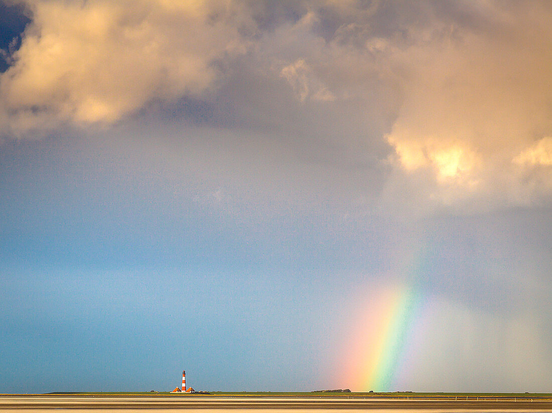 Westerhever Leuchtturm bei Gewitterstimmung, Halbinsel Eiderstedt, Nordfriesland, Schleswig-Holstein, Deutschland