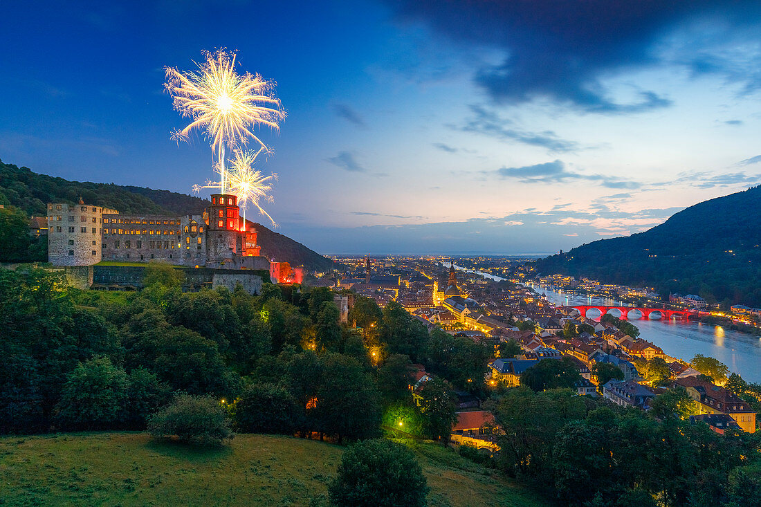 Schloss Heidelberg mit Altstadt bei Schlossbeleuchtung, Blick von der Scheffelterrasse, Heidelberg, Baden-Würtemberg, Deutschland