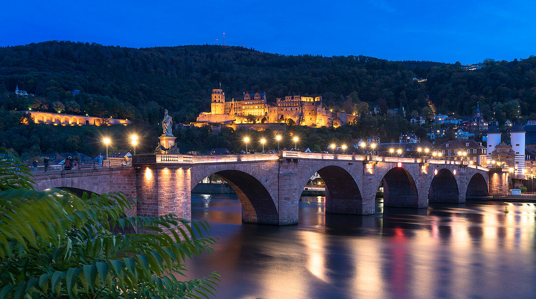 Schloss Heidelberg und alte Brücke am Neckar, Heidelberg, Baden-Würtemberg, Deutschland