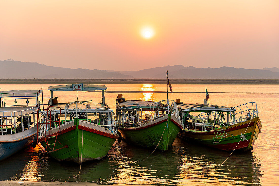 Boote am Ufer des Irrawaddy Fluss zum Sonnenuntergang, Bagan, Myanmar