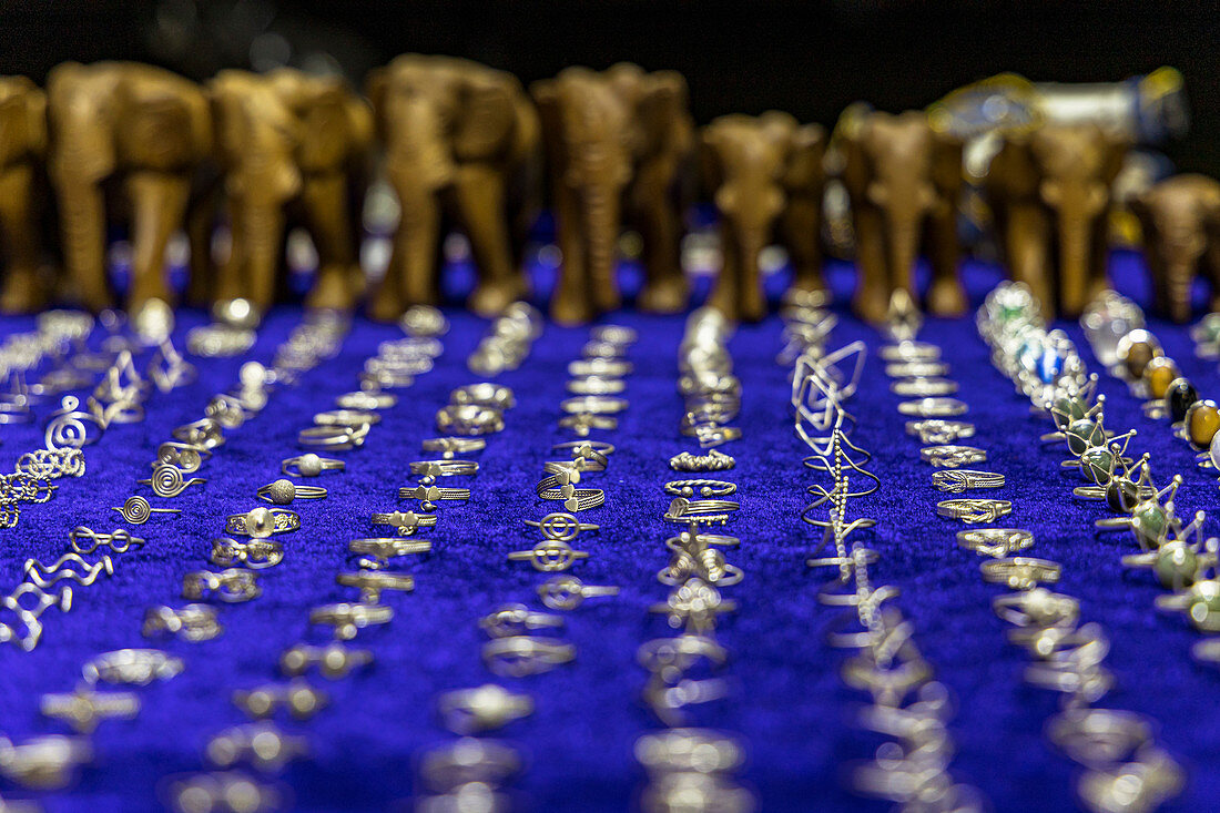 Silberschmuck auf kleinem Nachtmarkt mit lokalen Speisen, Inle See, Heho, Myanmar