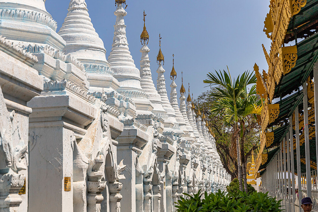 Weiße Stupas an berühmter goldenen Kuthodaw Pagode in Mandalay, Myanmar