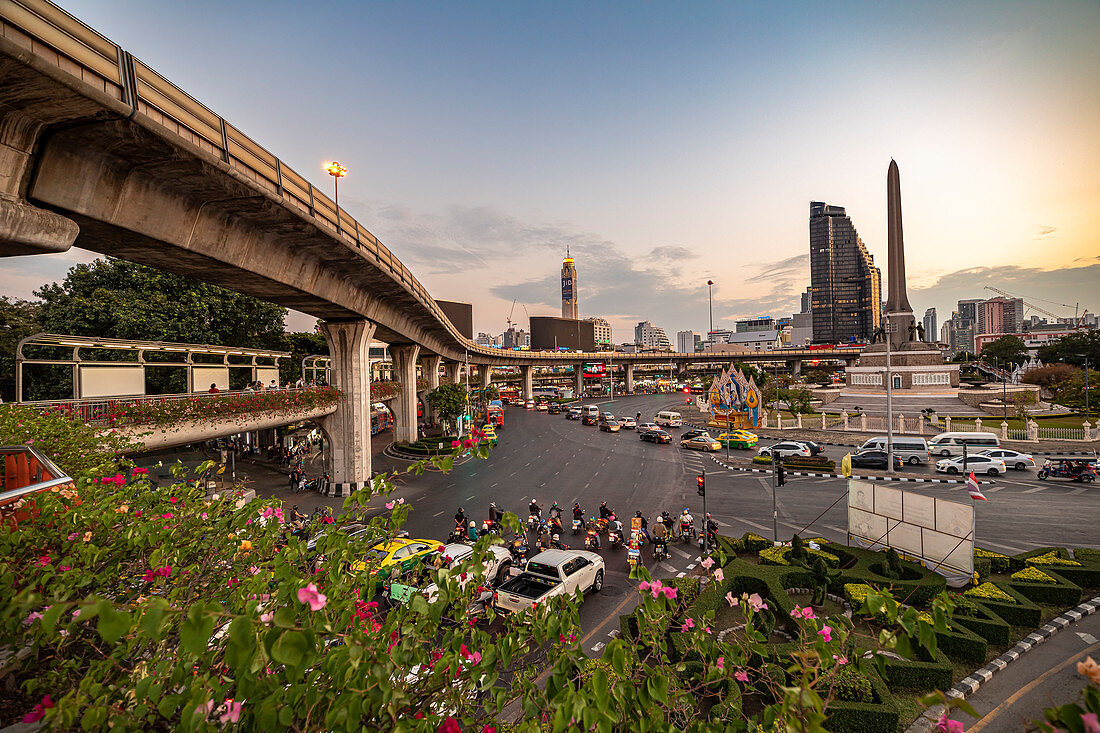 Rush hour traffic at &quot;Victory Monument&quot; in the evening with view from BTS / Skytrain platform, Bangkok, Thailand