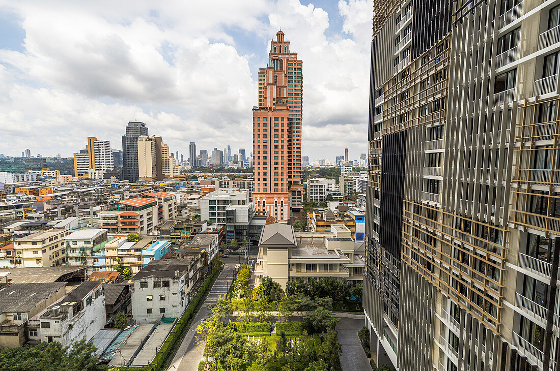 Blick über Wohnhäuser und Skyline in Lower Sukhumvit von Hochhaus, Bangkok, Thailand