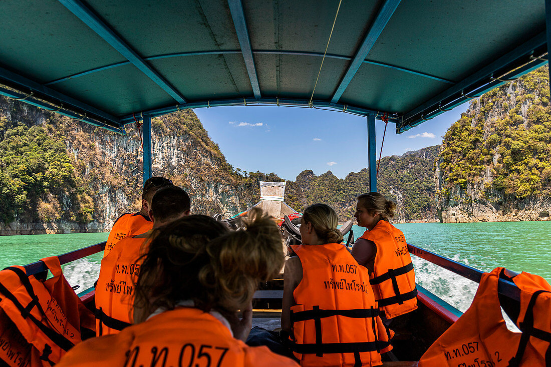 Fahrt mit Longtailboot über den Ratchaprapha See im Khao Sok Nationalpark, Khao Sok, Thailand