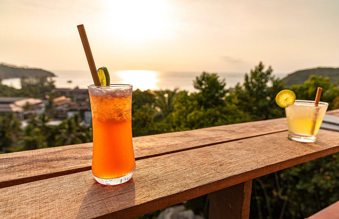Cocktails bei Sonnenuntergang über dem Mae Haad Beach, Koh Phangan, Thailand