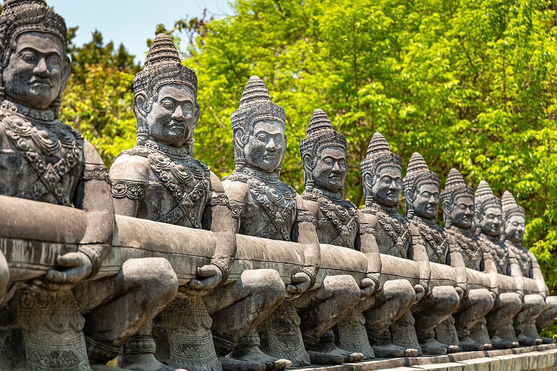 Tempelwächter Statuen aus Stein bei Passstraße im Süden von Koh Phangan, Thailand