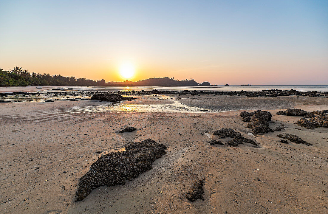 Strand bei Ebbe in der Buffalo Bay (Ao Khao Kwai) bei Sonnenuntergang, Koh Phayam, Thailand