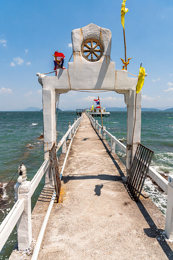 Langer Steg in das Meer am Tempel Wat Koh Phayam, Koh Phayam, Thailand
