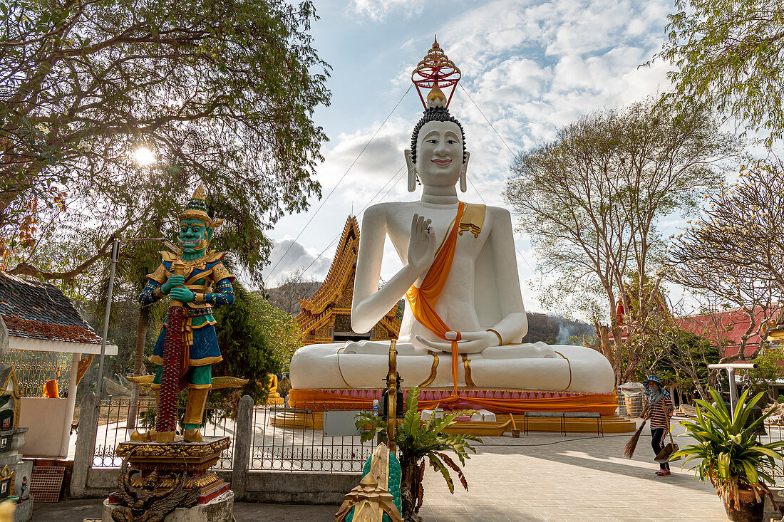 Großer sitzender Buddha am Wat Ko Kaeo Phetchabun Tempel im Abendlicht, Koh Samet, Thailand