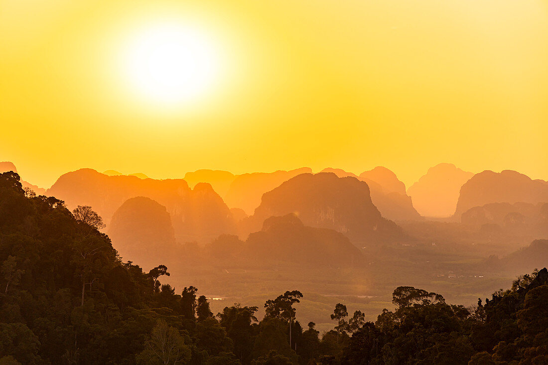 Sicht auf Sonnenuntergang über Landschaft vom Tiger Cave Mountain, Tiger Cave Tempel, Krabi Stadt, Thailand