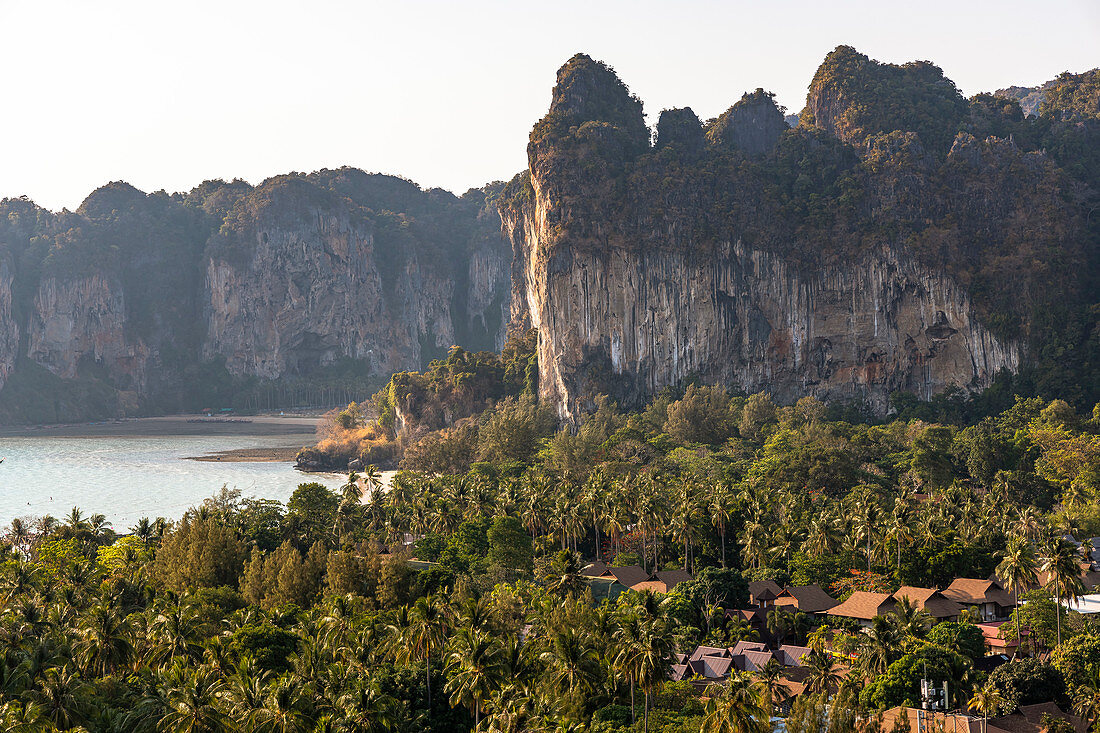 Sicht vom "Railay View Point" im Abendlicht, Railay Halbinsel, Krabi Region, Thailand