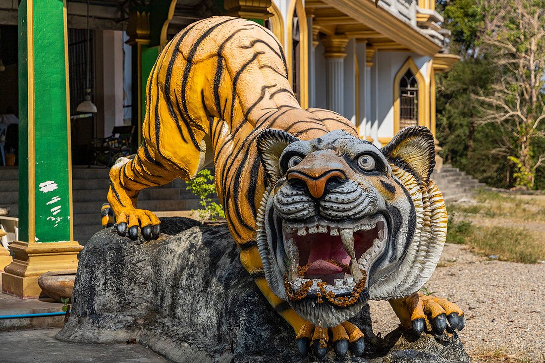 Tiger Figur am Eingang des Tiger Cave Tempels (Wat Tham Sua, Krabi Stadt, Krabi Region, Thailand