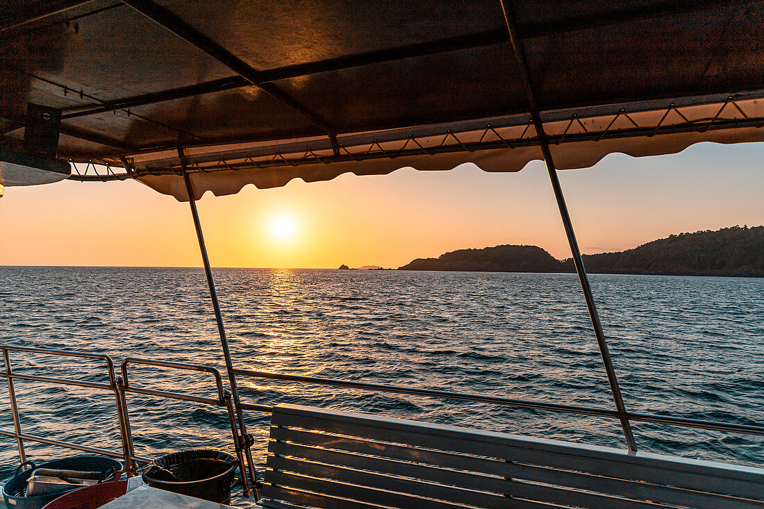 Taucherboot bei Sonnenuntergang auf den Gewässern um Phuket, Thailand