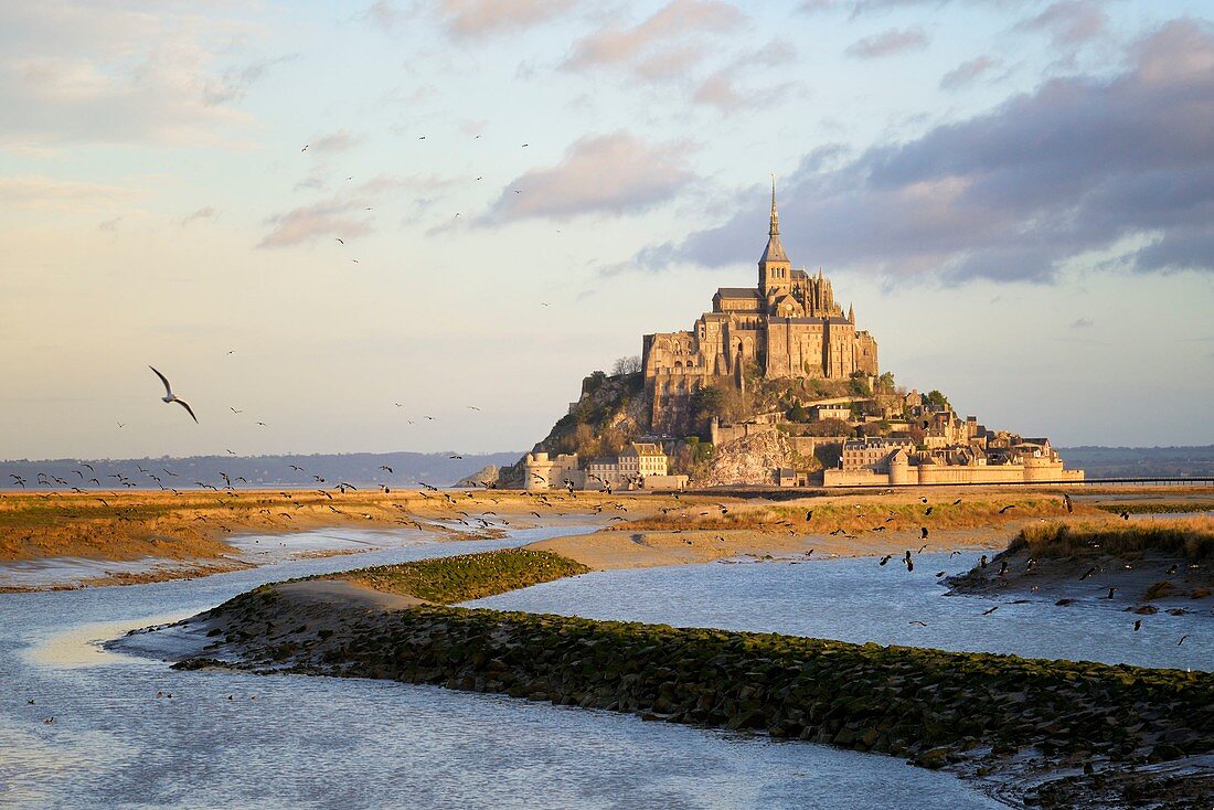 Frankreich, Manche, Bucht von Mont-Saint-Michel, UNESCO Weltkulturerbe, Mont-Saint-Michel und der Fluss Couesnon