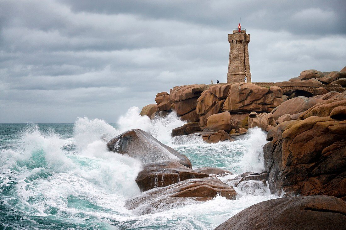 Frankreich, Côte-d'Or, Armor, Côte de Granit Rose (Rosa Granitküste), Perros Guirec, Ploumanac'h, La Pointe de Squewel (Squeouel) und der Leuchtturm von Mean Ruz (Men Ruz) während des Sturms