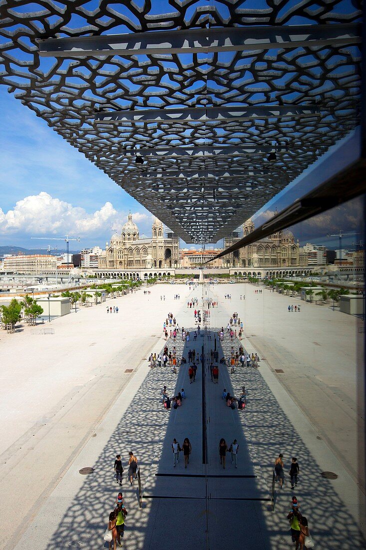 Frankreich, Bouches-du-Rhône, Marseille, Gebiet von Euroméditerranée, Esplanade J4, MuCEM, Museum der Zivilisationen Europas und des Mittelmeers, Architekten R. Ricciotti und R. Carta, Kathedrale La Major (19. Jahrhundert) historisches Denkmal