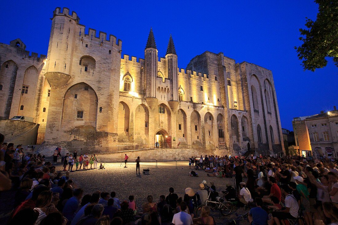 Frankreich, Vaucluse, Avignon, Palais des Papes (14. Jahrhundert), von der UNESCO zum Weltkulturerbe erklärt, Palastplatz, Festival von Avignon