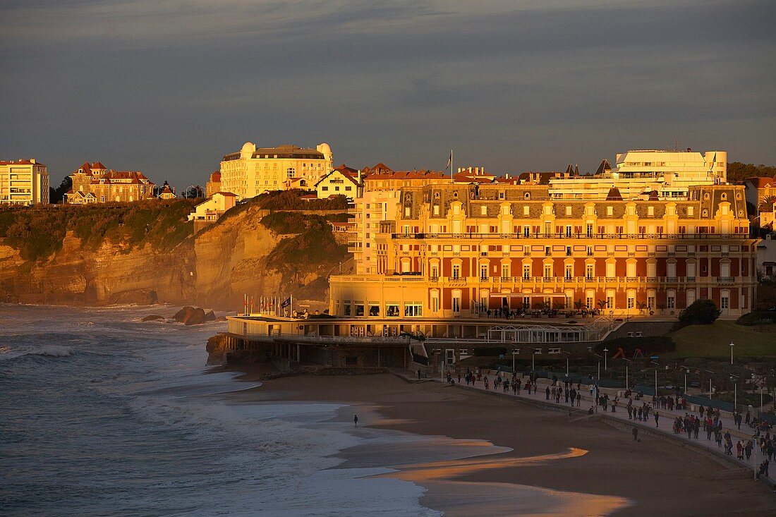 Frankreich, Pyrénées-Atlantiques, Baskenland, Biarritz, Blick auf La Grande Plage und das Palace-Hotel und Villa Eugénie bei Sonnenuntergang